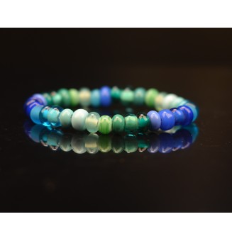 Bracelet bleu vert élastique (16.5 à 17.5 cm) en perles de verre filé
