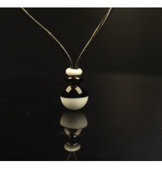 Collier en cuir avec perles de verre filé "noir blanc" 40+3 cm