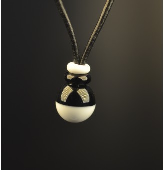 Collier en cuir avec perles de verre filé "noir blanc" 40+3 cm