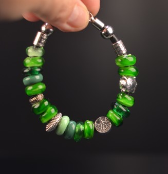 Bracelet en perles de verre "VERT" CUIR Noir (pour poignet 17 à 18 cm)