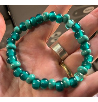 bracelet élastique vert en perles de verre filé (poignet 17 à 18.5m)