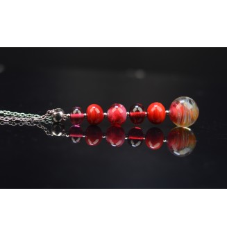 collier "rose rouge"  avec pendentif perles de verre 66+3 cm